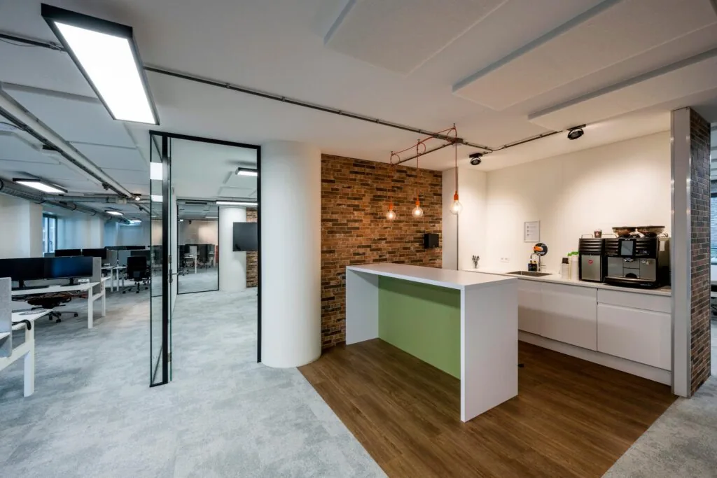 Moderne kantoorruimte aan de Harry Banninkstraat met open werkplekken en een pantry met koffiecorner.